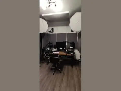 Рабочее место: панели за столом и облак над головой